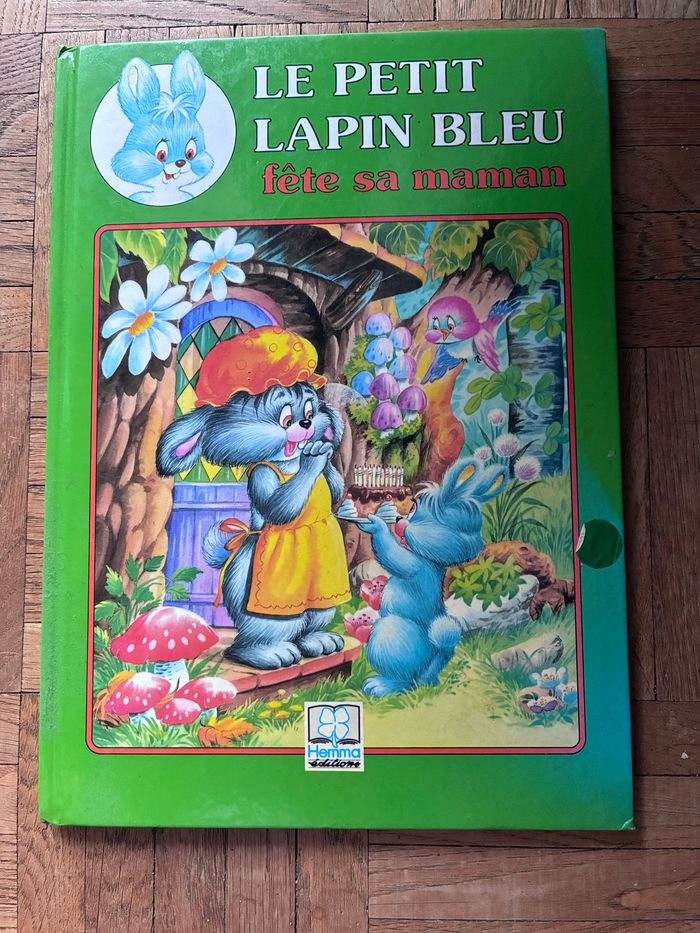 Le petit lapin bleu fête sa maman