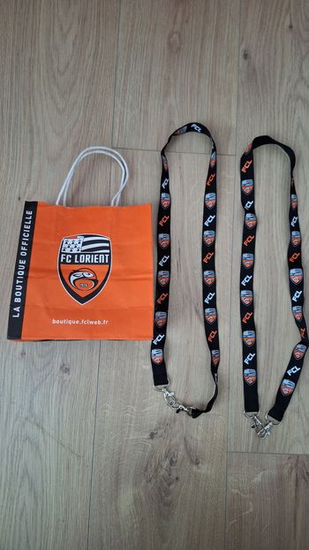 Tour de cou FC Lorient neuf 2 pièces et sac d’origine 