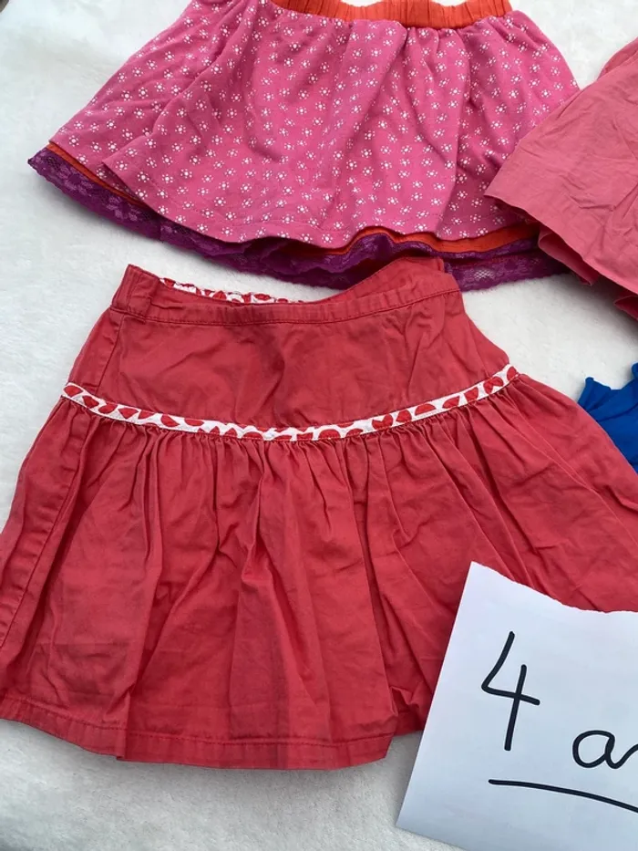 Lot de 4 jupes en 4 ans en très bon état - photo numéro 2