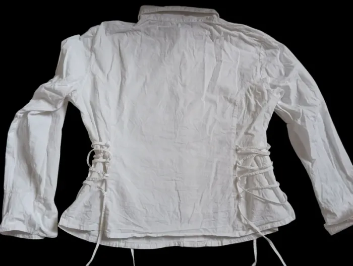 Chemise blanche avec liens sur les côtés Taille 46 - photo numéro 2