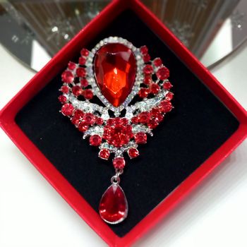 Grande broche avec strass coloris blanc et rouge 