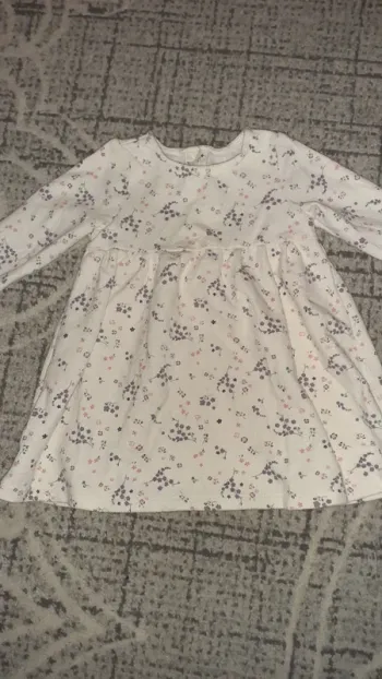 Robe blanche à motifs fleurs