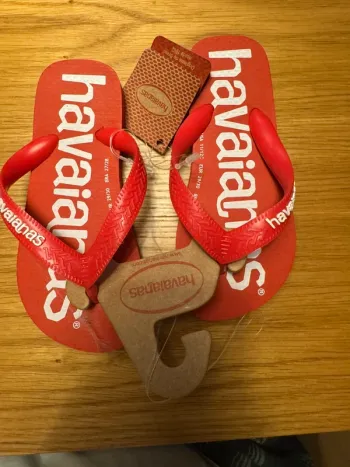 Tongs Havaianas rouge taille 29-30 neuves.
