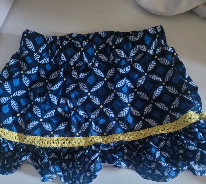 Jupe tres bon etat 2 / 3 ans