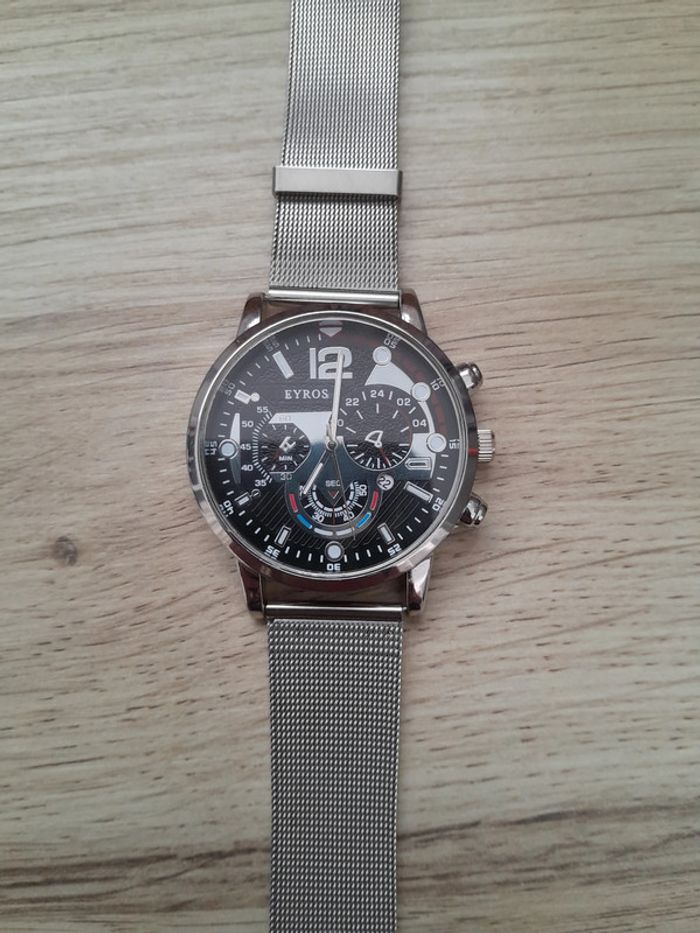 Montre homme toute argentée, bracelet métallique, a quartz