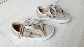 Chaussures Géox type baskets beige à fermeture avec brillants pointure 25 Neuves