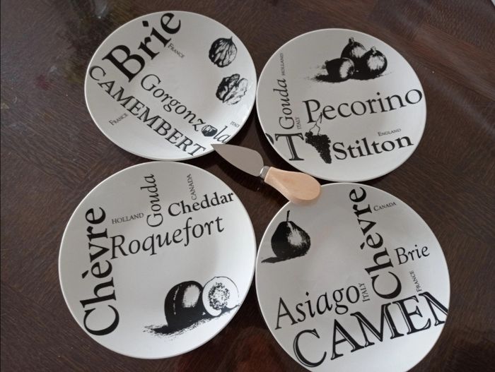 4 Assiettes à fromage. Noir et blanc
