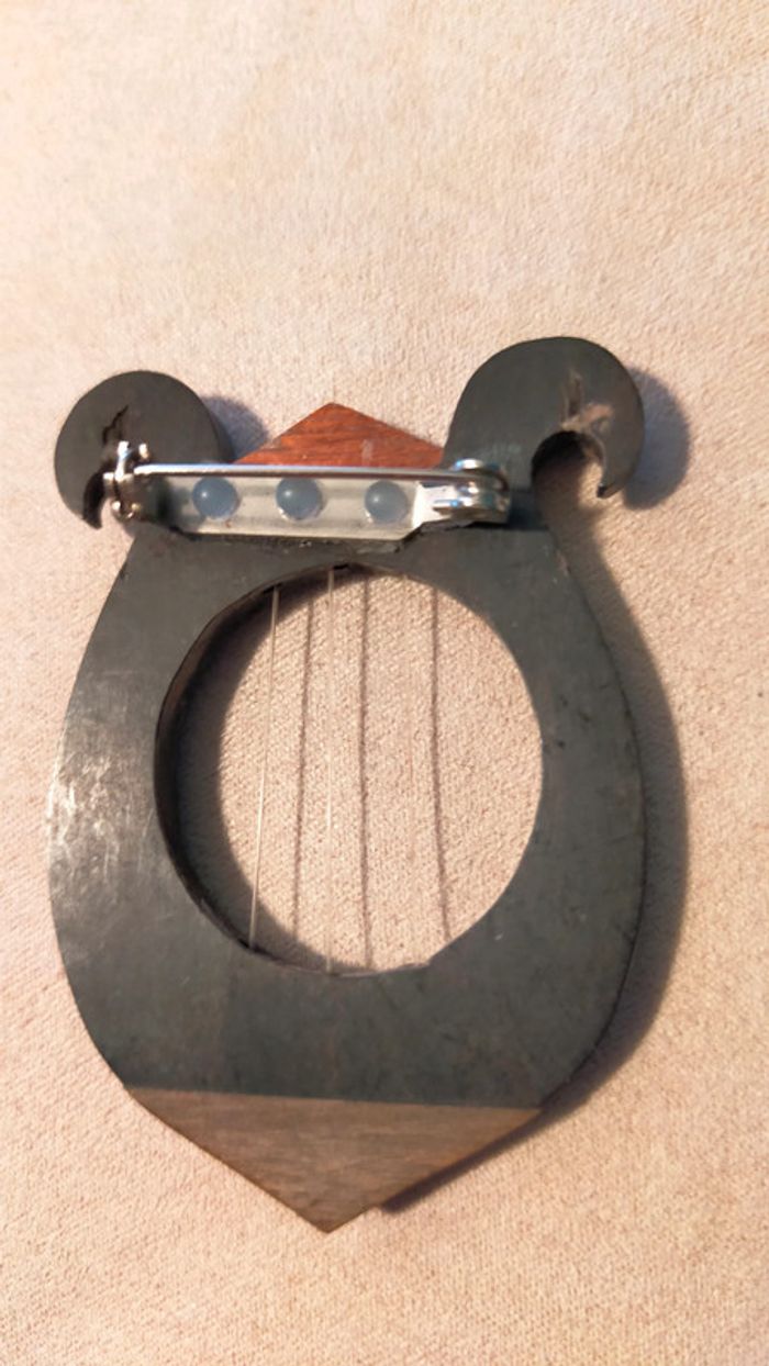 Broche instrument sculpté - bois brut & cordes - Collection Terres d’Ailleurs - photo numéro 6