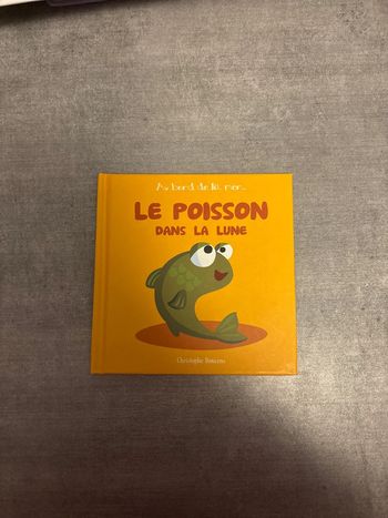 Livre au bord de la mer le poisson dans la lune