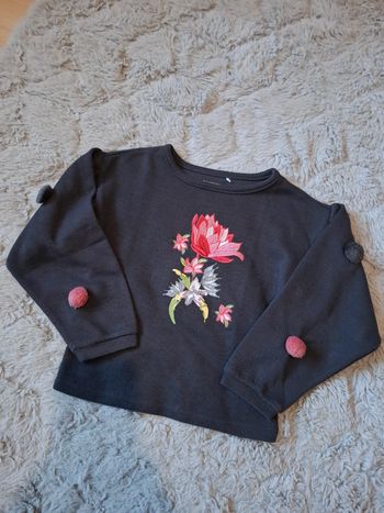 Joli sweat avec broderie et pompons 5 ans 🌺 orchestra 🌺 très bon état