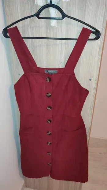 Robe salopette couleur bordeaux/rouge en tissu côtelé.