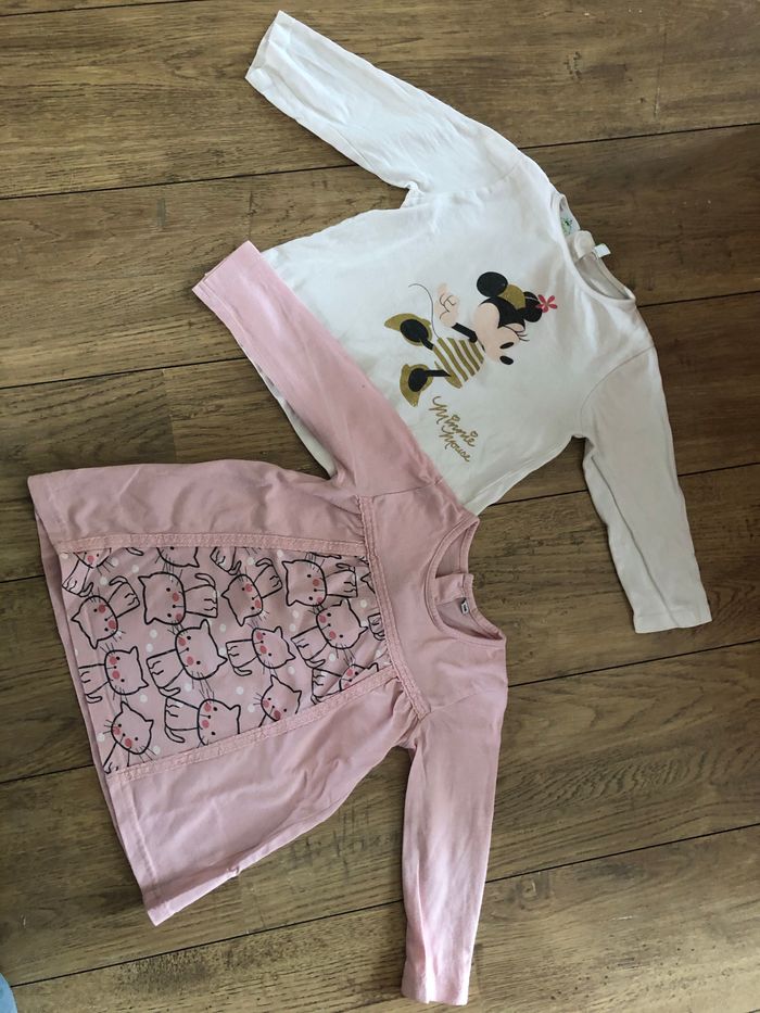 2 t shirts ML 18 mois