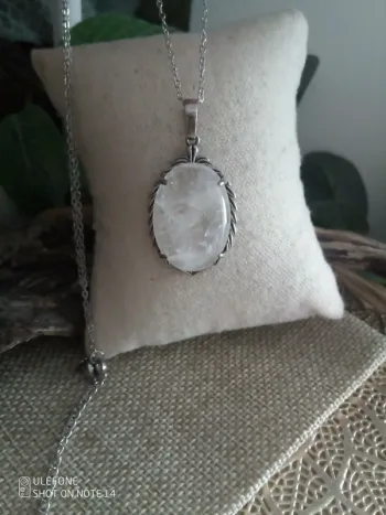 Collier pendentif en pierre de cristal de roche
