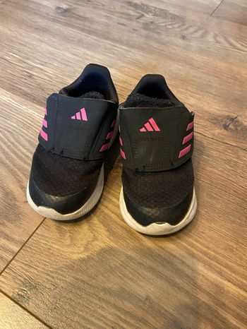 Basket adidas T24 noir et rose