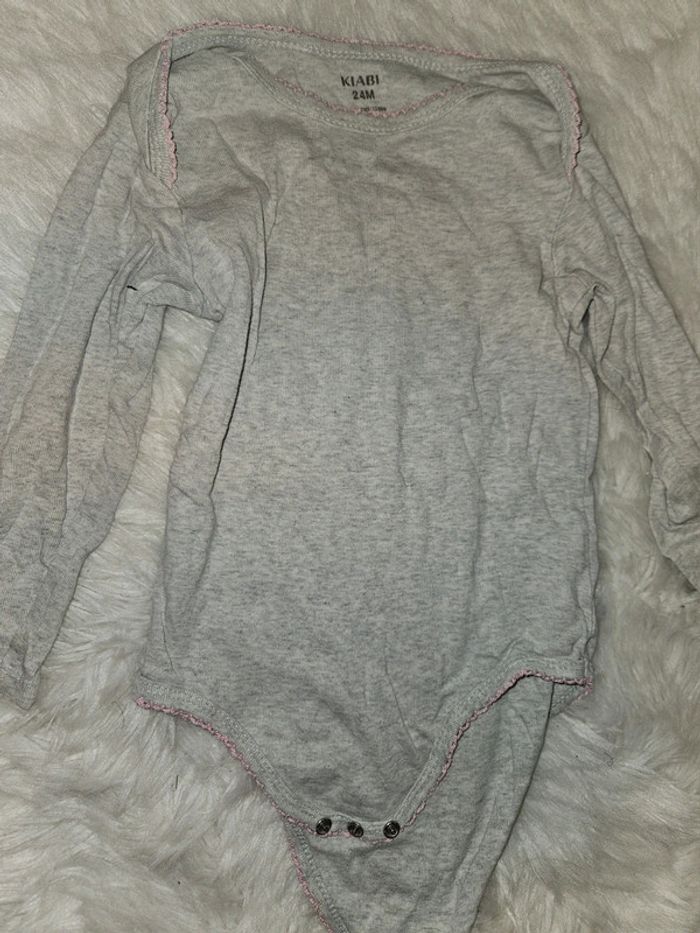 đ¶ Body gris manches longues avec dĂ©tail rose â Kiabi â 24 mois - photo numĂ©ro 2