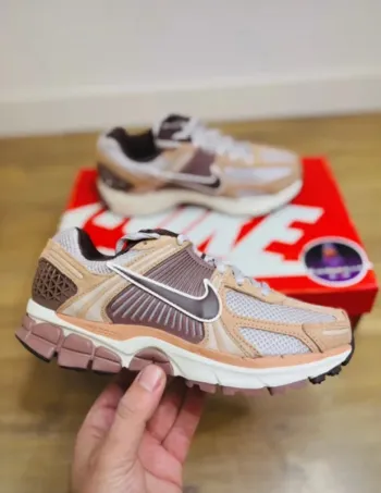 Nike Zoom Vomero 5 Marron Dusted Clay Taille 37.5