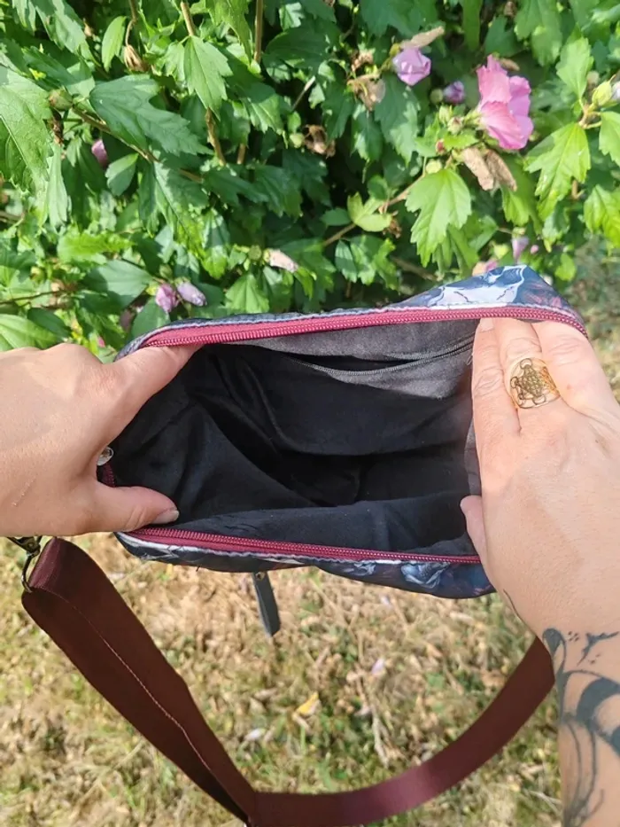 Sac à main gothique dark romance noir blanc bordeau crâne et fleurs - photo numéro 7