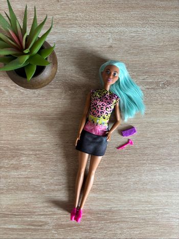 Barbie métisse cheveux bleu maquilleuse mattel