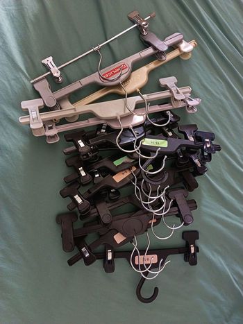 Lot 17 cintres à pinces