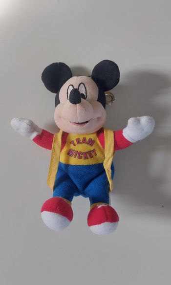 Porte clé Mickey avec un petit sac à dos en TBE