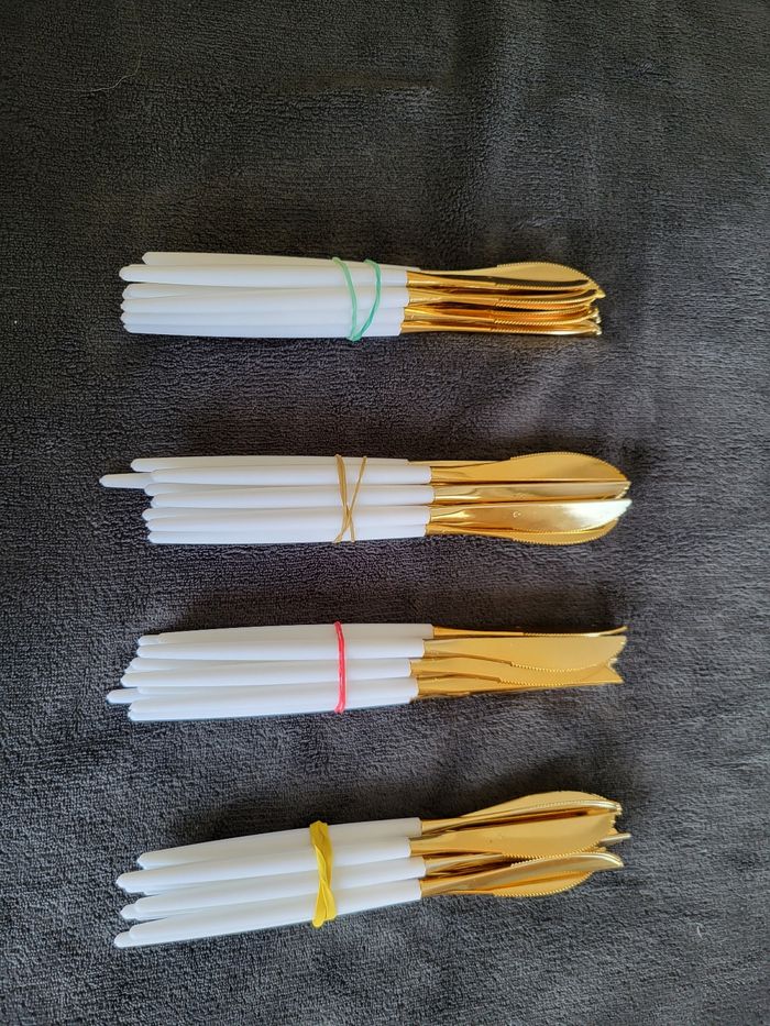 40 couteaux en plastique rigide blanc et doré