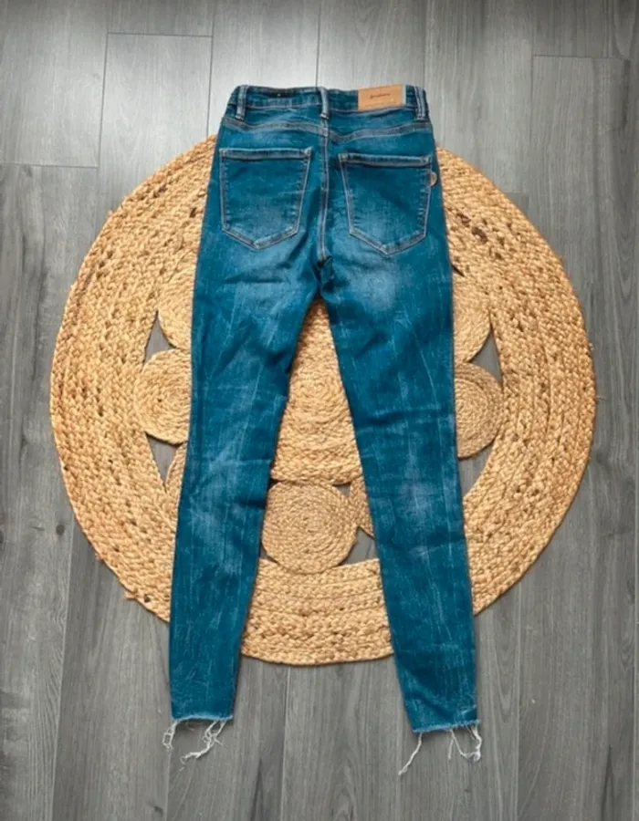Jean troué Stradivarius taille 32 - photo numéro 2