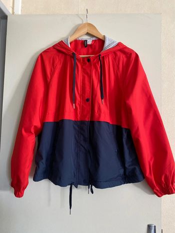Imperméable rouge et bleu