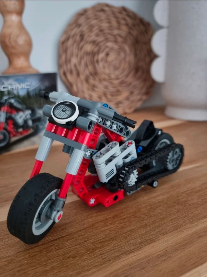Lego technic 
Moto
Excellent état 
Servi uniquement en décoration - photo numéro 2