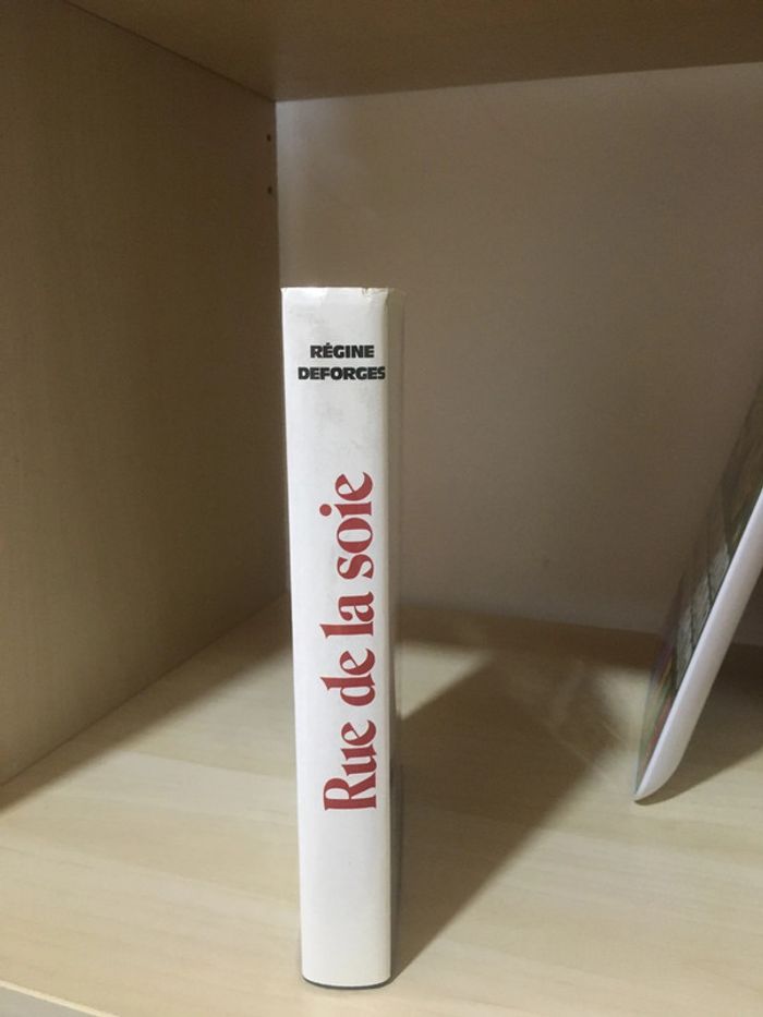 Livre Rue de la soie relié Régine Deforges - photo numéro 4