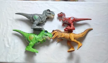 Lot de 4 dinosaures électroniques gris, moutarde,rouge,vert