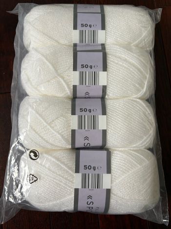 Lot de 4 pelotes de laine blanche