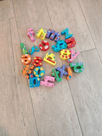 Lot de lettres en bois colorées