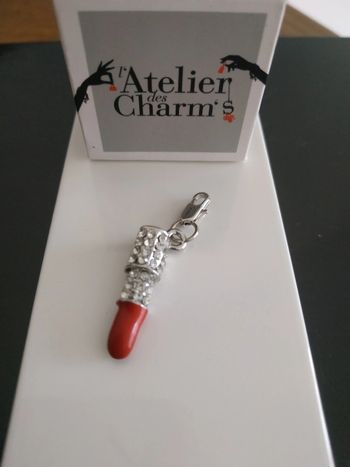 Pendentif rouge à lèvre rouge et strass