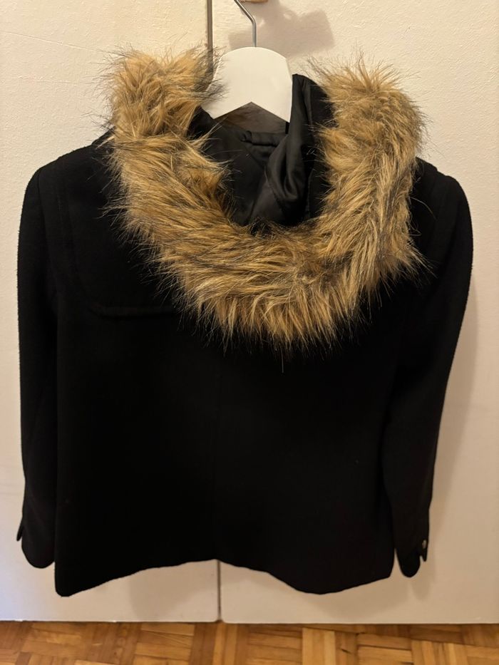 Manteau Stradivarius noir avec capuche fourrure
