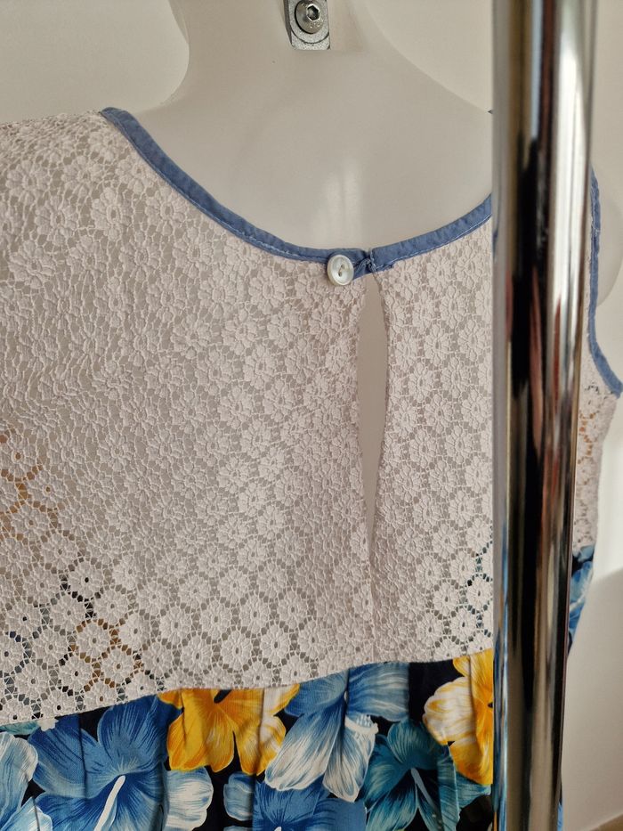 Robe polynésienne bleu marine à motif hibiscus avec détail dentelle - photo numéro 5