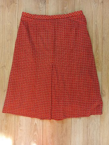 Jupe rouge à motifs t44