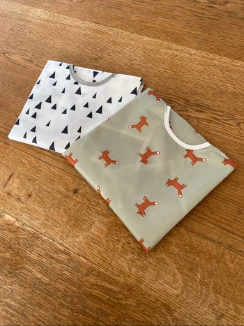 Bavoirs manches longues avec poche (2pcs)