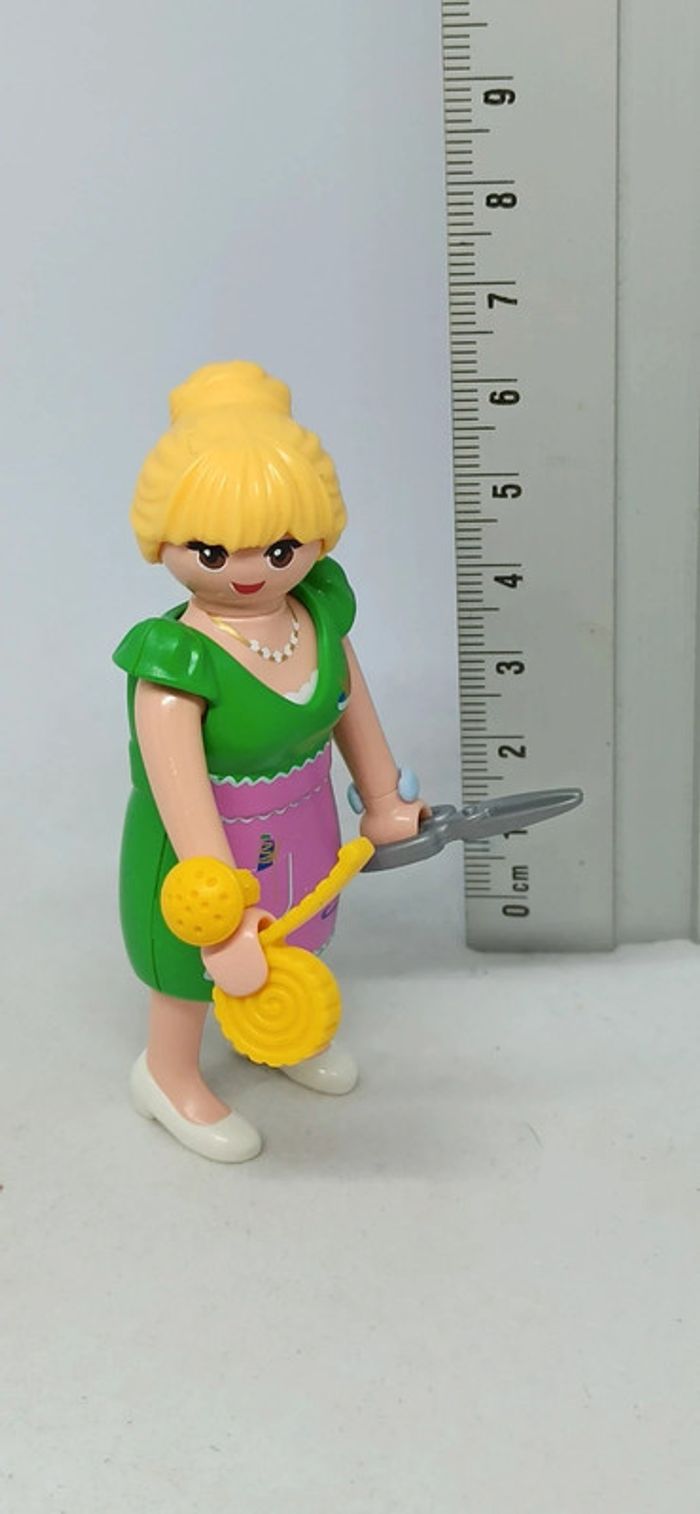 Femme couturière avec ruban et ciseaux playmobil