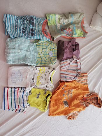lot de 11 t-shirt et chemises  bon état 6 mois