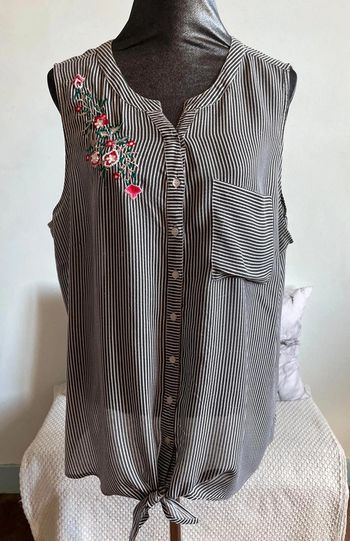 Cheqmise sans manches brodée.