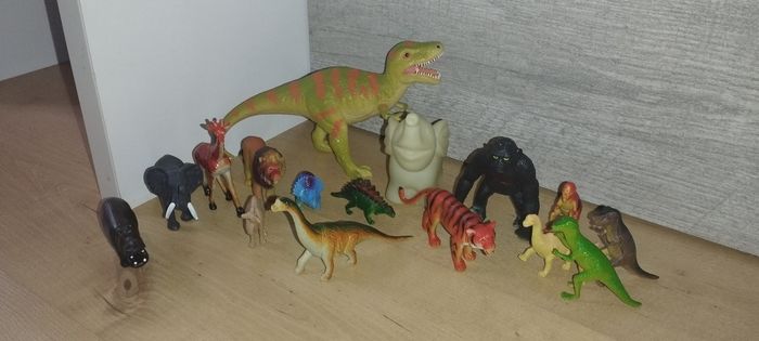 Lot de 16 animaux de la savane et dinosaures