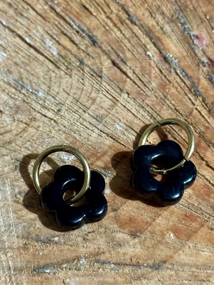 Petites créoles acier inoxydable or fleur résine noire - photo numéro 3