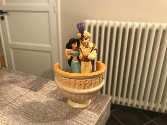 Figurine aladdin et Jasmine disney