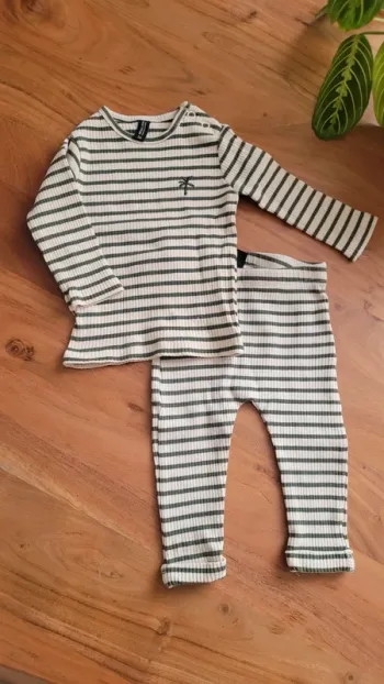 Ensemble bébé à rayures 56cm