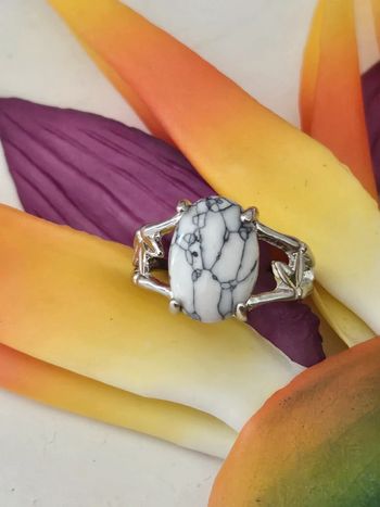 Bague 4 griffes avec motifs et pierre turquoise blanche mélangée en acier inoxydable