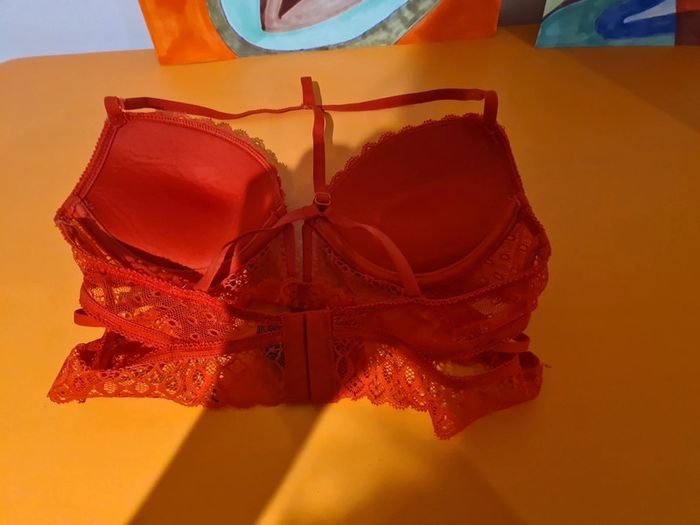 Soutien gorge rouge - photo numéro 2