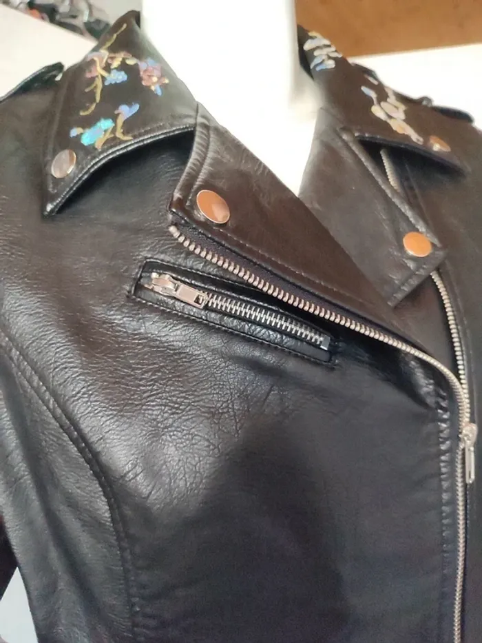 Perfecto noir avec broderies - photo numéro 4