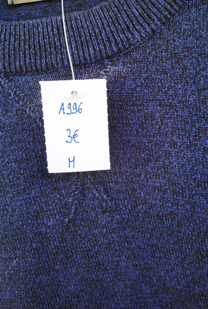 A996 - pull bleu taille M - photo numéro 3