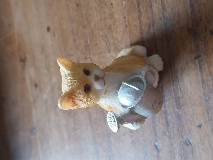Figurine décorative chat jardinier – arrosoir argenté