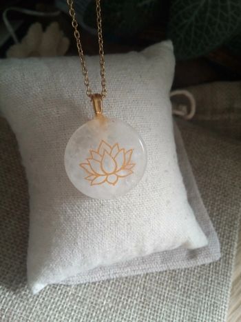 Collier pendentif en pierre de cristal de quartz avec gravure dorée d'une fleur de lotus